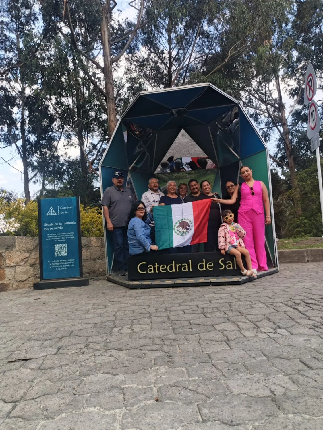 Grupo en la cabina fotográfica de la Catedral de Sal