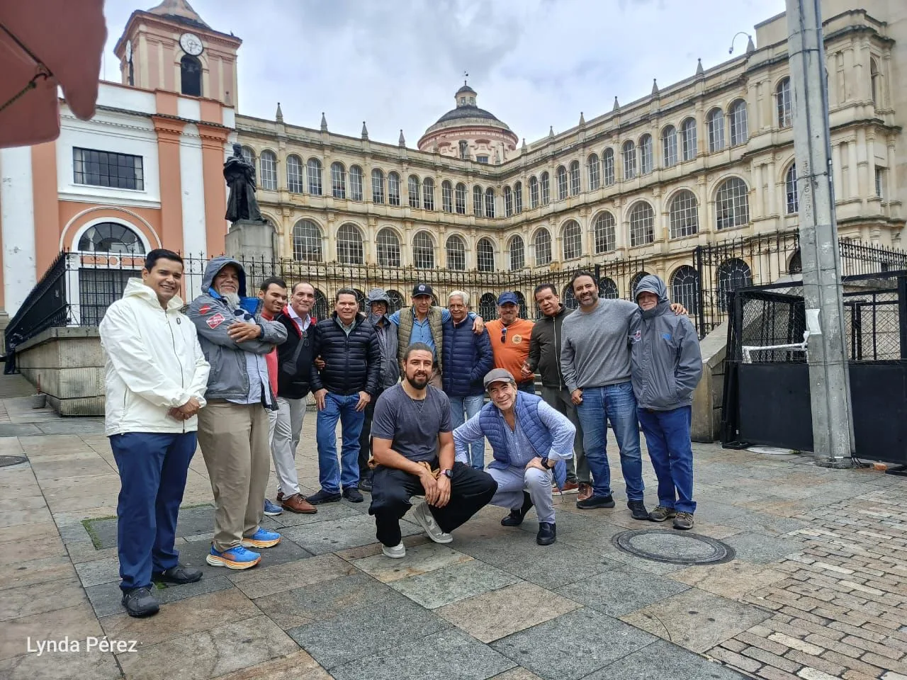 Grupo frente a edificio colonial en La Candelaria