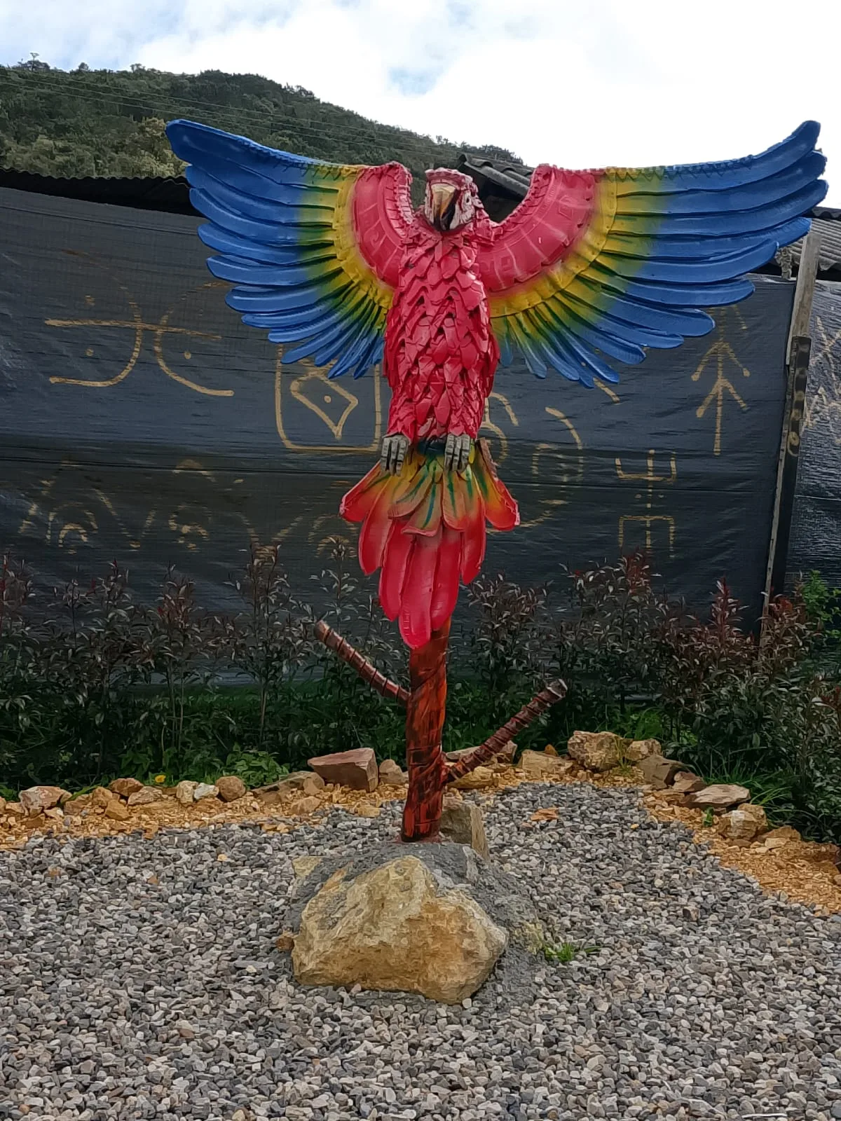 Escultura ecológica de Guacamaya