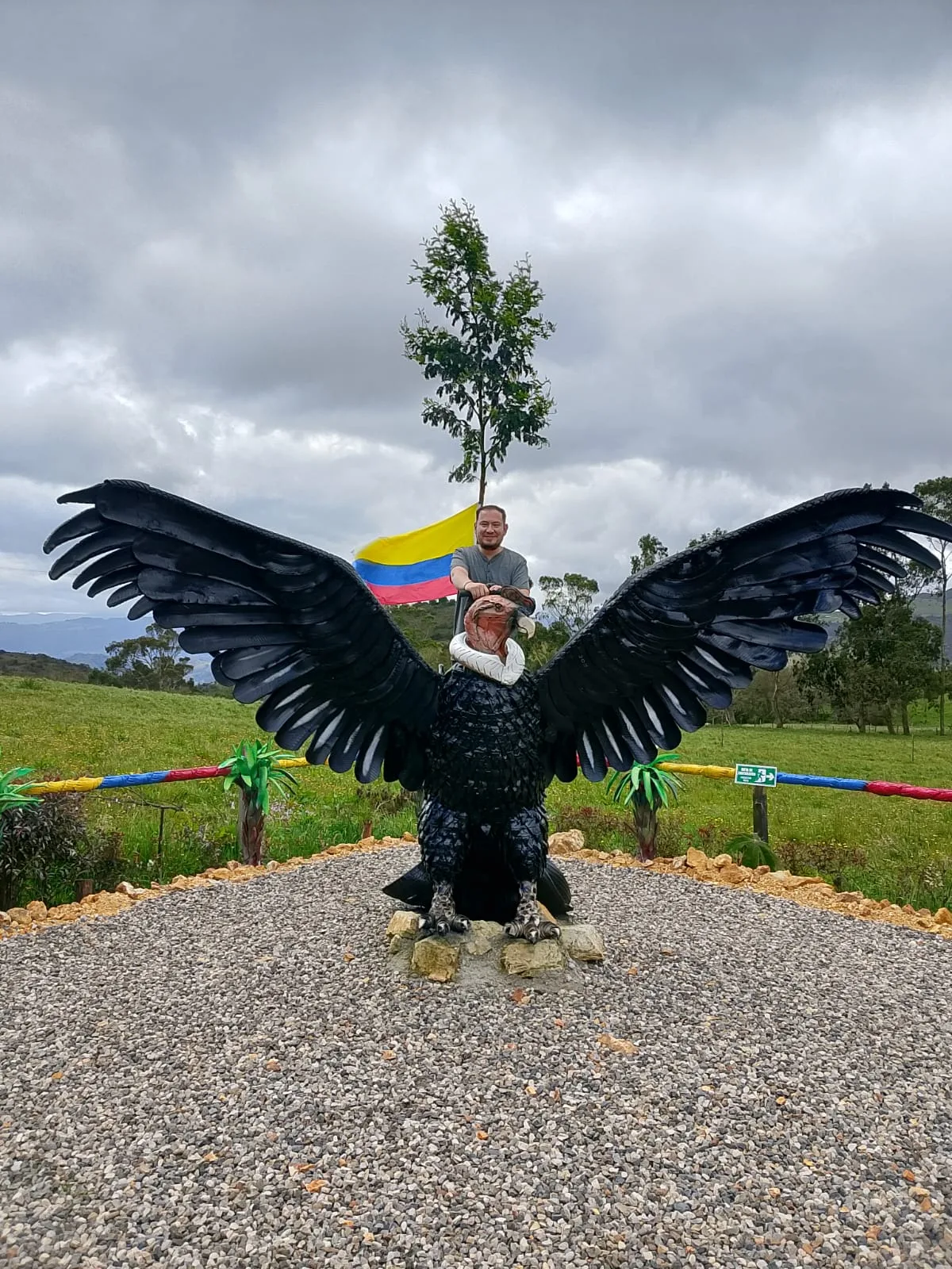 Monumento Cóndor de los Andes y Bandera de Colombia en Guatavita